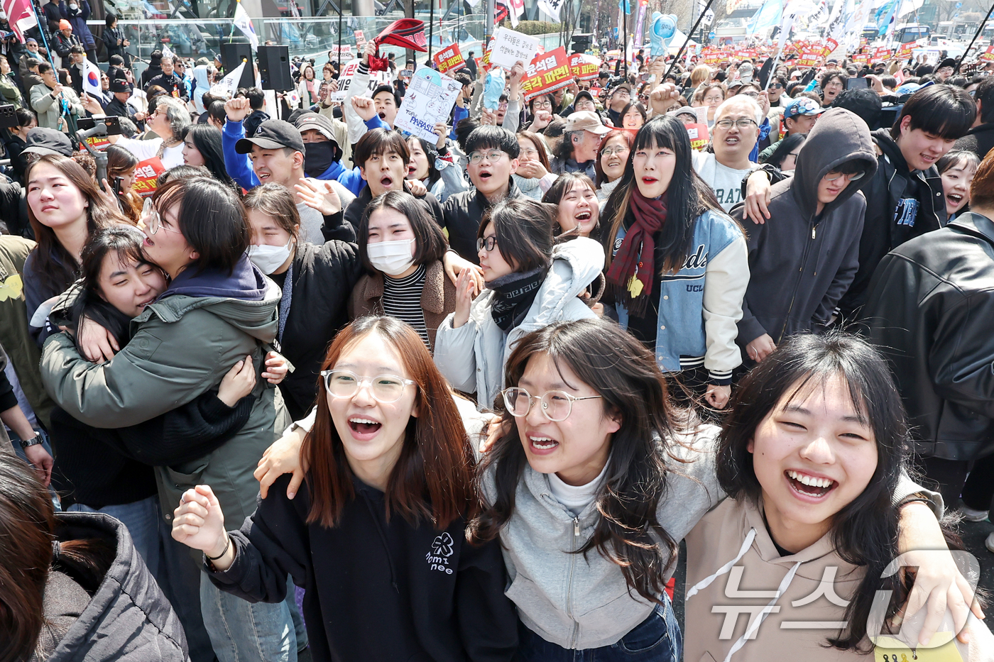 (서울=뉴스1) 민경석 기자 = 4일 오전 서울 용산구 대통령 관저 앞 도로에서 진보단체 회원들을 비롯한 시민들이 헌재의 윤석열 대통령에 대한 탄핵 선고 소식에 기뻐하고 있다. 2 …