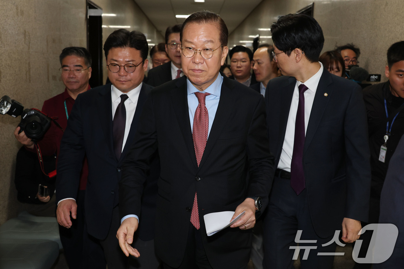 (서울=뉴스1) 이광호 기자 = 권영세 국민의힘 비상대책위원장이 4일 오전 서울 여의도 국회에서 헌법재판소의 윤석열 대통령 탄핵심판 선고 결과와 관련해 입장을 밝힌뒤 이동하고 있다 …