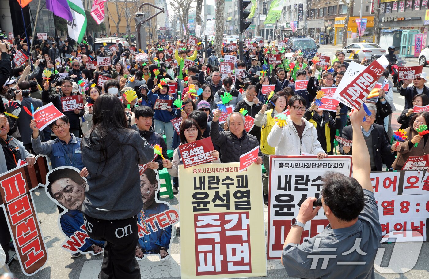 본문 이미지 - 윤석열 대통령 탄핵 심판이 인용된 4일 충북도청 서문 앞에서 시민들이 TV 생중계를 시청하며 환호하고 있다. 이날 헌법재판소는 재판관 전원 일치 의견으로 윤 대통령을 파면했다. 2025.4.4/뉴스1 ⓒ News1 김용빈 기자