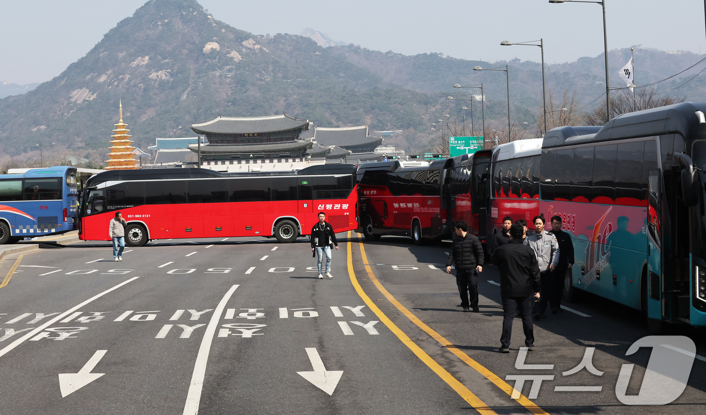 (서울=뉴스1) 장수영 기자 = 윤석열 대통령 탄핵심판 선고일인 4일 서울 종로구 광화문 광장 앞에 경찰 측이 관광버스를 이용해 차벽을 설치하고 있다.이날 헌법재판소는 재판관 전원 …