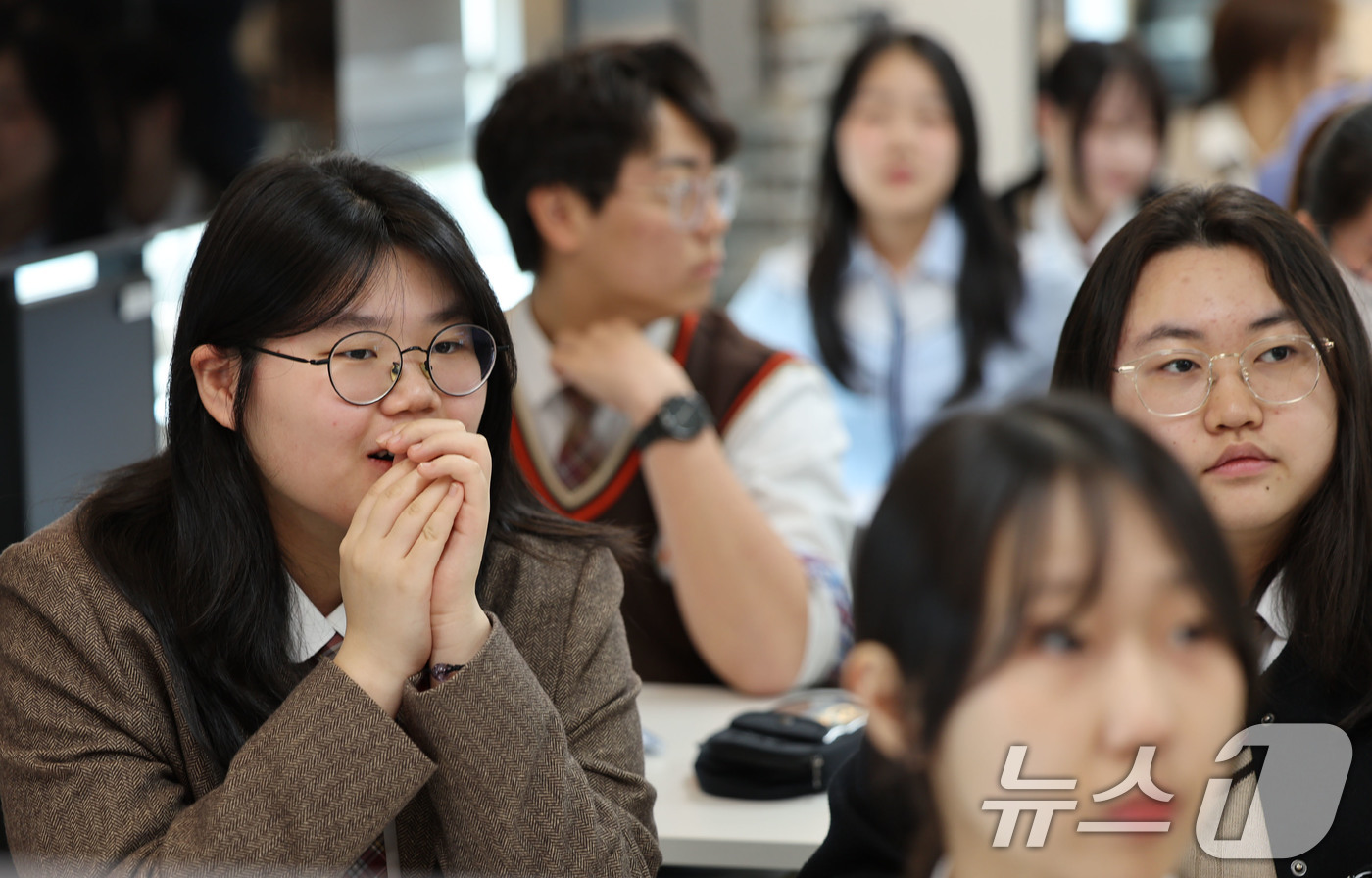 (광주=뉴스1) 박지현 기자 = 4일 광주 광산구 성덕고에서 학생들이 헌법재판소의 윤석열 대통령 탄핵 소추안 표결 생중계를 시청하고 있다.  2025.4.4/뉴스1