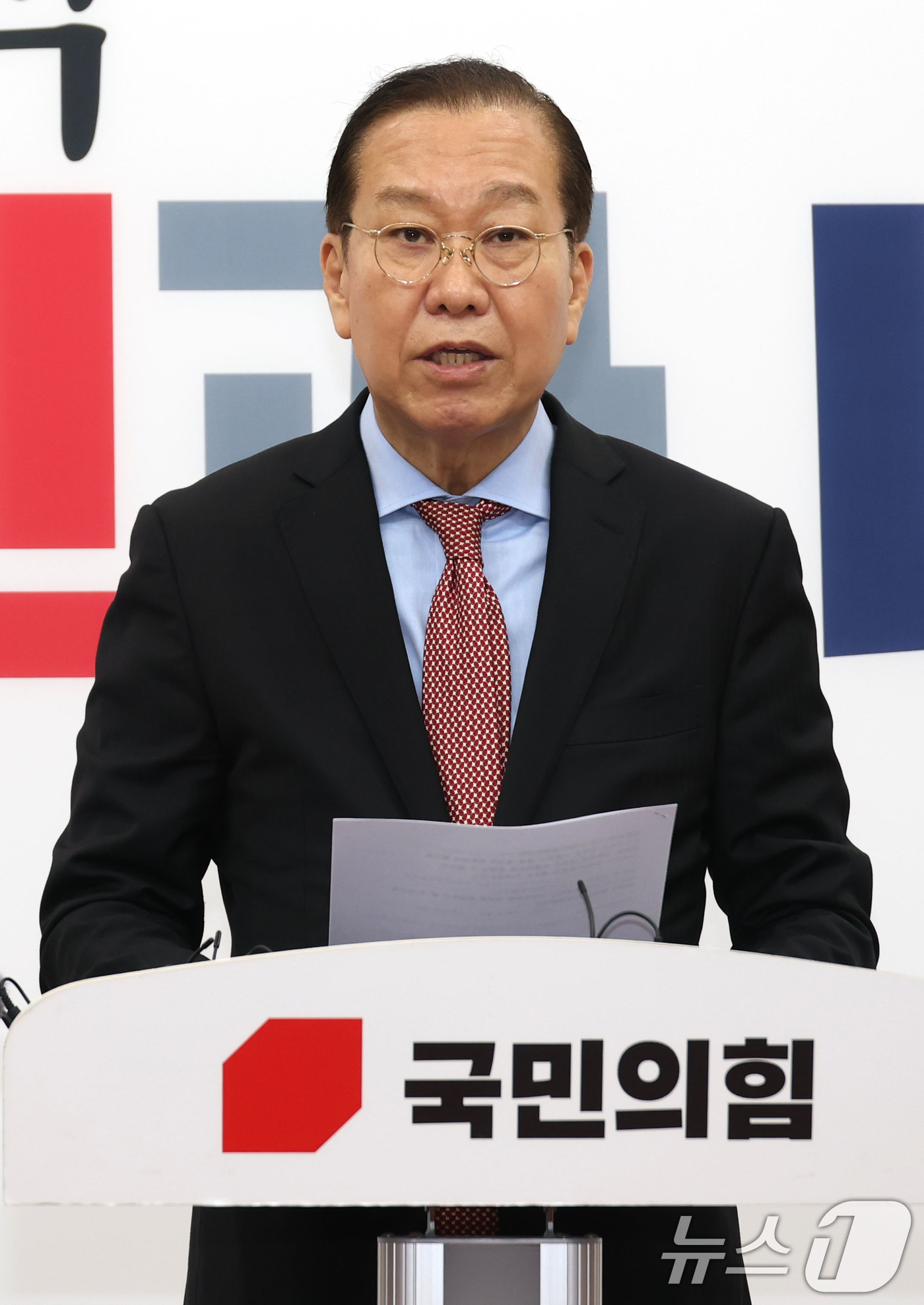 (서울=뉴스1) 이광호 기자 = 권영세 국민의힘 비상대책위원장이 4일 오전 서울 여의도 국회에서 헌법재판소의 윤석열 대통령 탄핵심판 선고 결과와 관련해 입장을 밝히고 있다. 202 …