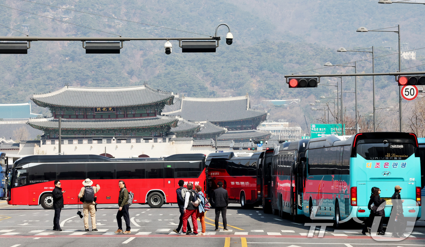 (서울=뉴스1) 장수영 기자 = 윤석열 대통령 탄핵심판 선고일인 4일 서울 종로구 광화문 광장 앞에 경찰 측이 관광버스를 이용해 차벽을 설치하고 있다.이날 헌법재판소는 재판관 전원 …