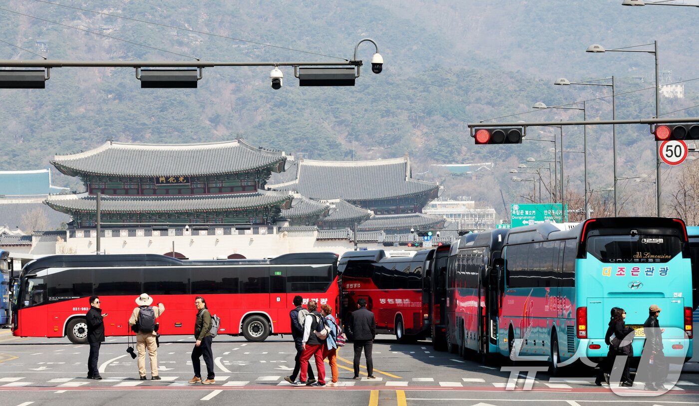 본문 이미지 - 윤석열 대통령 탄핵심판 선고일인 지난해 4월 4일 서울 종로구 광화문 광장 앞에 경찰 측이 관광버스를 이용해 차벽을 설치하고 있다. 2025.4.4 ⓒ 뉴스1 장수영 기자