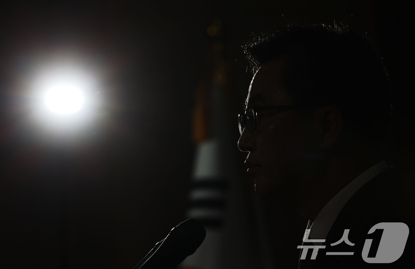 (수원=뉴스1) 김영운 기자 = 김동연 경기도지사가 4일 오전 경기 수원시 영통구 경기도청 브리핑룸에서 윤석열 대통령 파면 관련 입장 발표를 하고 있다. 2025.4.4/뉴스1