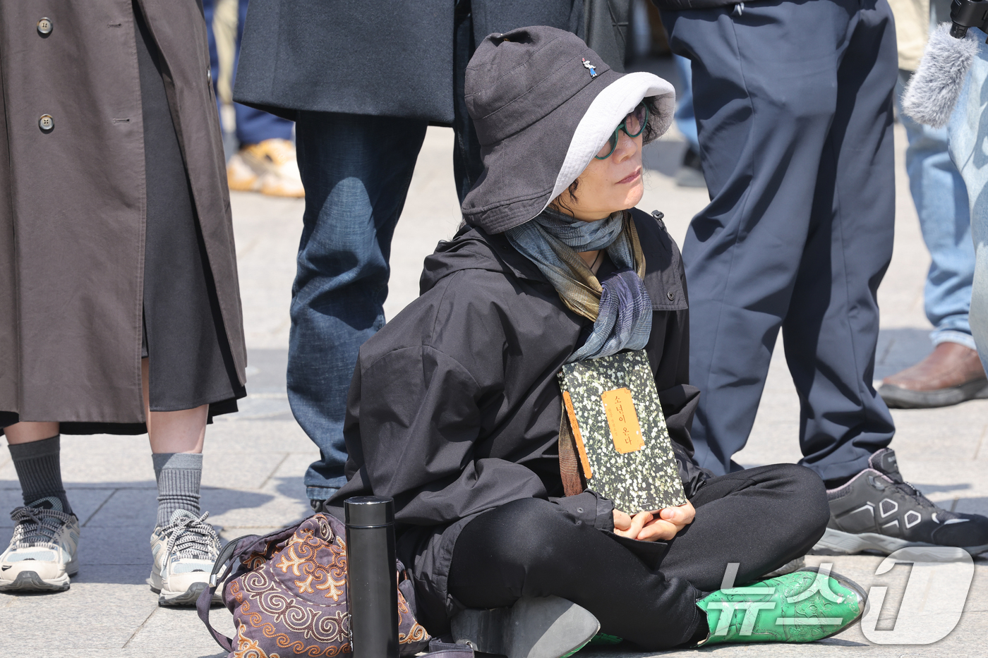 (광주=뉴스1) 김태성 기자 = 4일 오전 광주 동구 5.18민주광장에는 한 시민이 한강 소년이 온다를 들고 헌법재판소의 윤석열 대통령 탄핵 선고 결과를 기다리고 있다.이날 헌법재 …