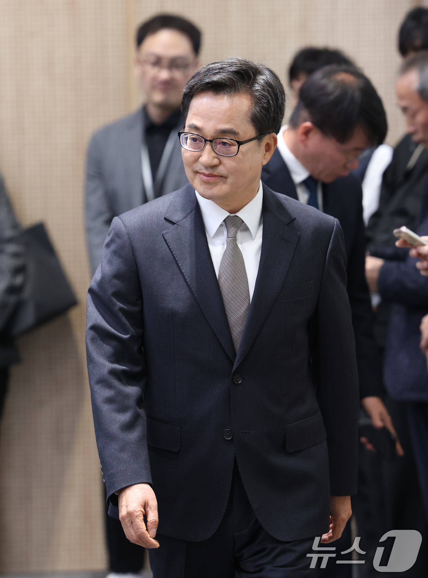 (수원=뉴스1) 김영운 기자 = 김동연 경기도지사가 4일 오전 경기 수원시 영통구 경기도청 브리핑룸으로 윤석열 대통령 파면 관련 입장 발표를 하기 위해 입장하고 있다. 2025.4 …