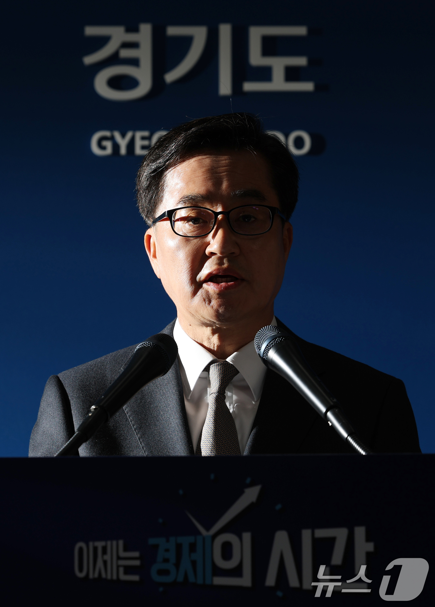 (수원=뉴스1) 김영운 기자 = 김동연 경기도지사가 4일 오전 경기 수원시 영통구 경기도청 브리핑룸에서 윤석열 대통령 파면 관련 입장 발표를 하고 있다. 2025.4.4/뉴스1