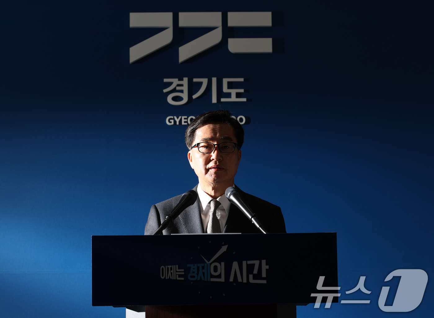 (수원=뉴스1) 김영운 기자 = 김동연 경기도지사가 4일 오전 경기 수원시 영통구 경기도청 브리핑룸에서 윤석열 대통령 파면 관련 입장 발표를 하고 있다. 2025.4.4/뉴스1