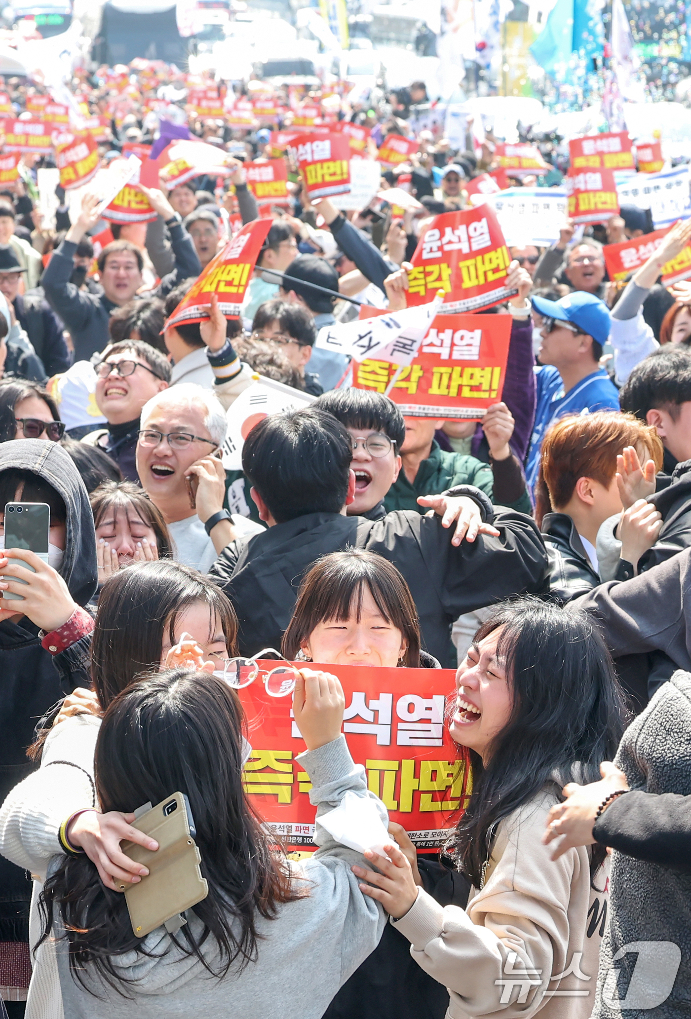 (서울=뉴스1) 민경석 기자 = 4일 오전 서울 용산구 대통령 관저 앞 도로에서 진보단체 회원들을 비롯한 시민들이 헌재의 윤석열 대통령에 대한 탄핵 선고 소식에 기뻐하고 있다. 2 …