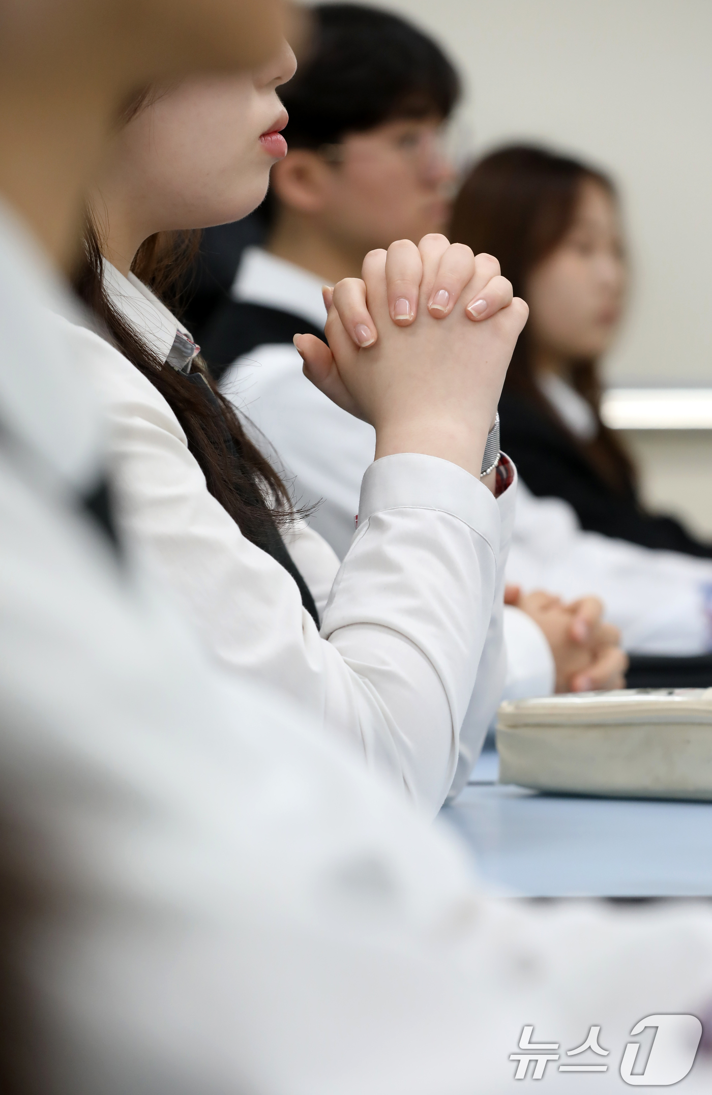 (부산=뉴스1) 윤일지 기자 = 윤석열 대통령 탄핵 심판 선고일인 4일 부산 서구 한 고등학교에서 윤 대통령 탄핵 심판 선고 생중계를 지켜보던 학생이 두 손을 모으고 헌법재판소의 …