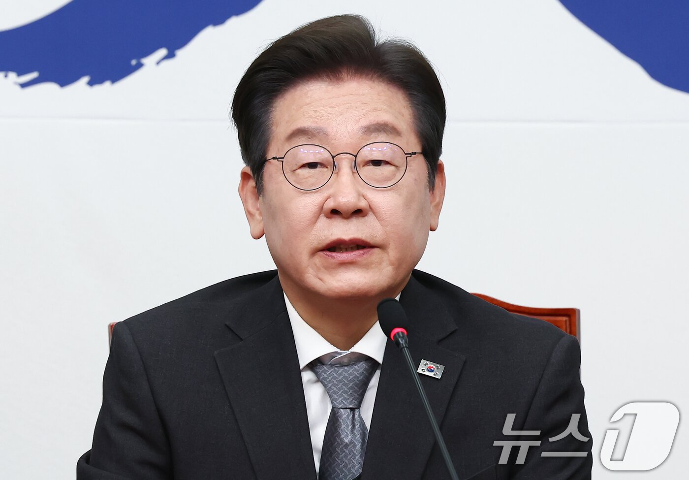 본문 이미지 - 이재명 더불어민주당 대표가 4일 서울 여의도 국회에서 헌법재판소의 윤석열 대통령 파면 결정에 대한 입장을 밝히고 있다. 2024.4.4/뉴스1 ⓒ News1 김민지 기자