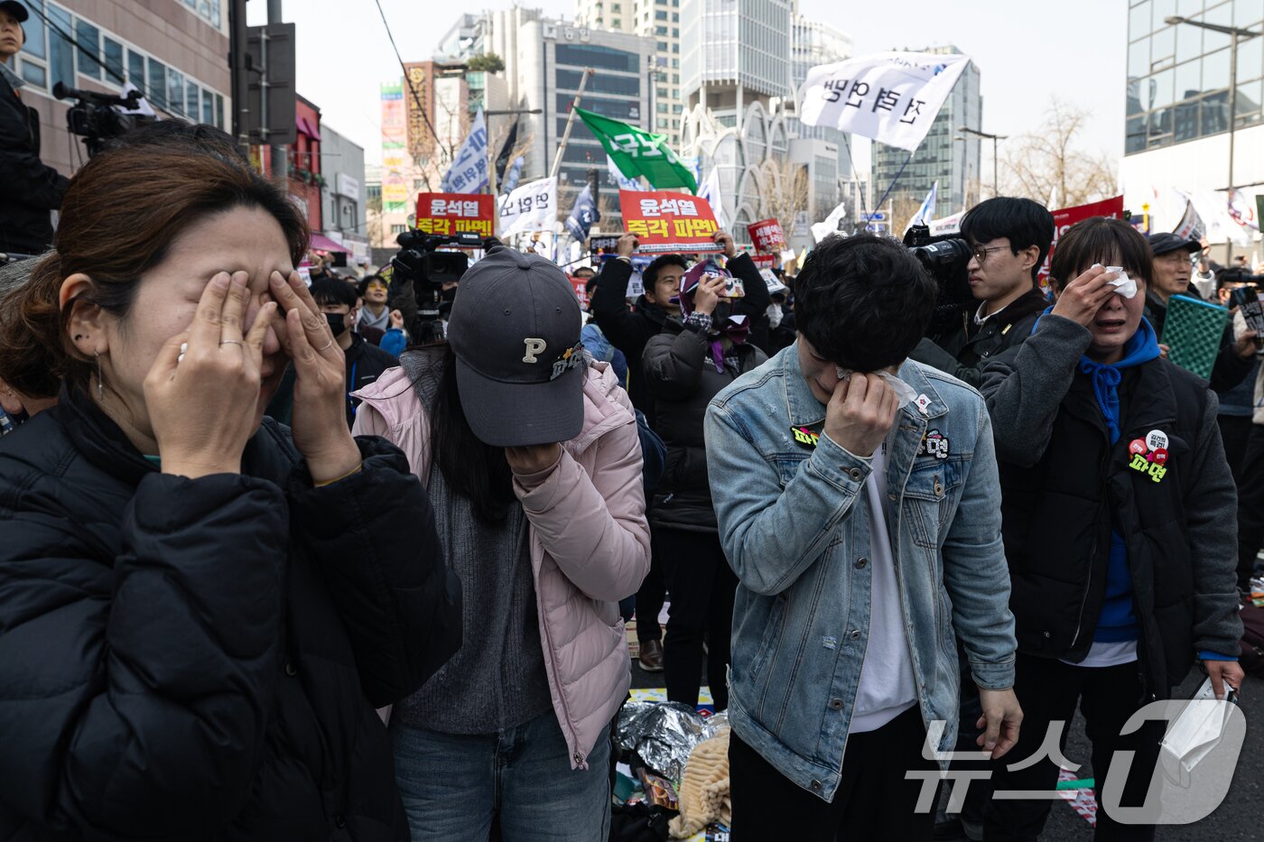 본문 이미지 - 윤석열 대통령 탄핵안 선고일인 4일 오전 서울 종로구 안국역 인근에서 열린 탄핵 촉구 집회 참가자들이 탄핵이 인용되자 기쁨의 눈물을 흘리고 있다. ⓒ News1 이승배 기자