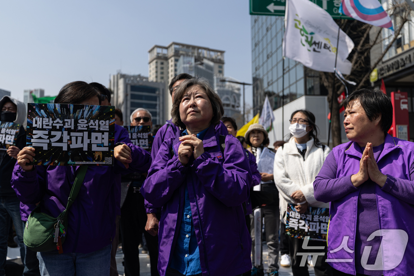 (서울=뉴스1) 이승배 기자 = 윤석열 대통령 탄핵안 선고일인 4일 오전 서울 종로구 안국역 인근에서 열린 탄핵 촉구 집회에 참가한 이태원 참사 유가족들이 손을 모으고 있다. 20 …