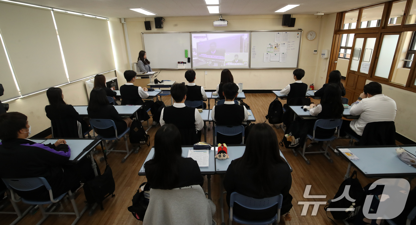 (부산=뉴스1) 윤일지 기자 = 윤석열 대통령 탄핵 심판 선고일인 4일 부산 서구 한 고등학교에서 학생들이 윤 대통령 탄핵 심판 선고 생중계를 지켜보고 있다.이날 헌법재판소는 재판 …
