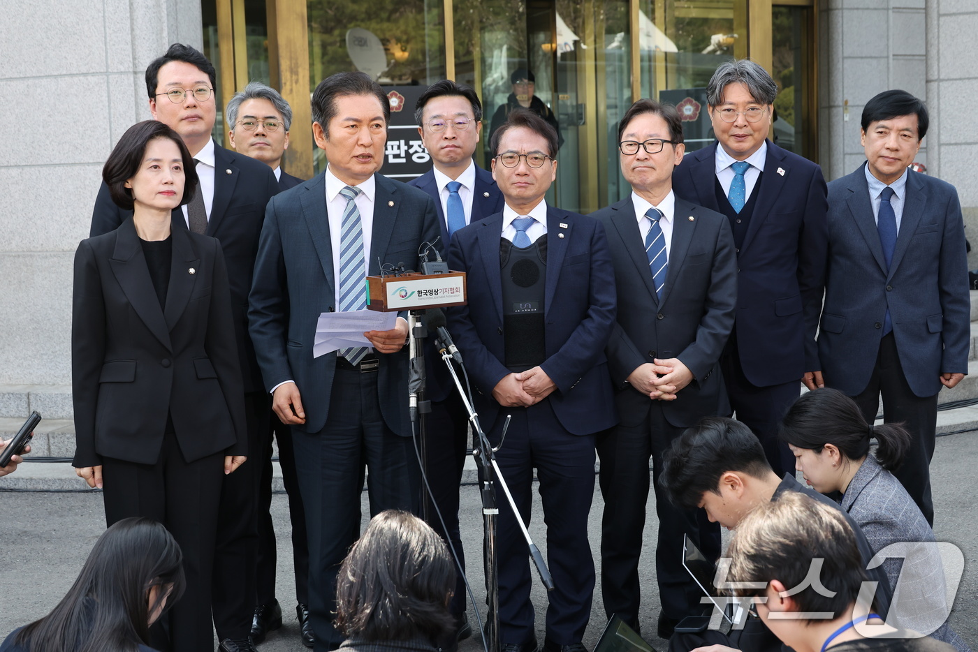 (서울=뉴스1) 사진공동취재단 = 윤석열 대통령의 탄핵심판 선고기일인 4일  정청래 단장 등 탄핵소추단이 서울 종로구 헌법재판소 대심판정에서 나와 입장을 밝히고 있다.이날 헌법재판 …