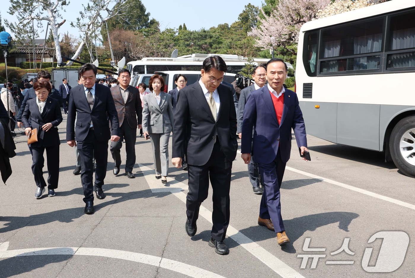(서울=뉴스1) 사진공동취재단 = 윤석열 대통령의 탄핵심판 선고일인 4일 서울 종로구 헌법재판소에서 재판관 만장일치 의견으로 국회의 탄핵소추의결이 인용되자 국민의힘 의원들이 심판정 …