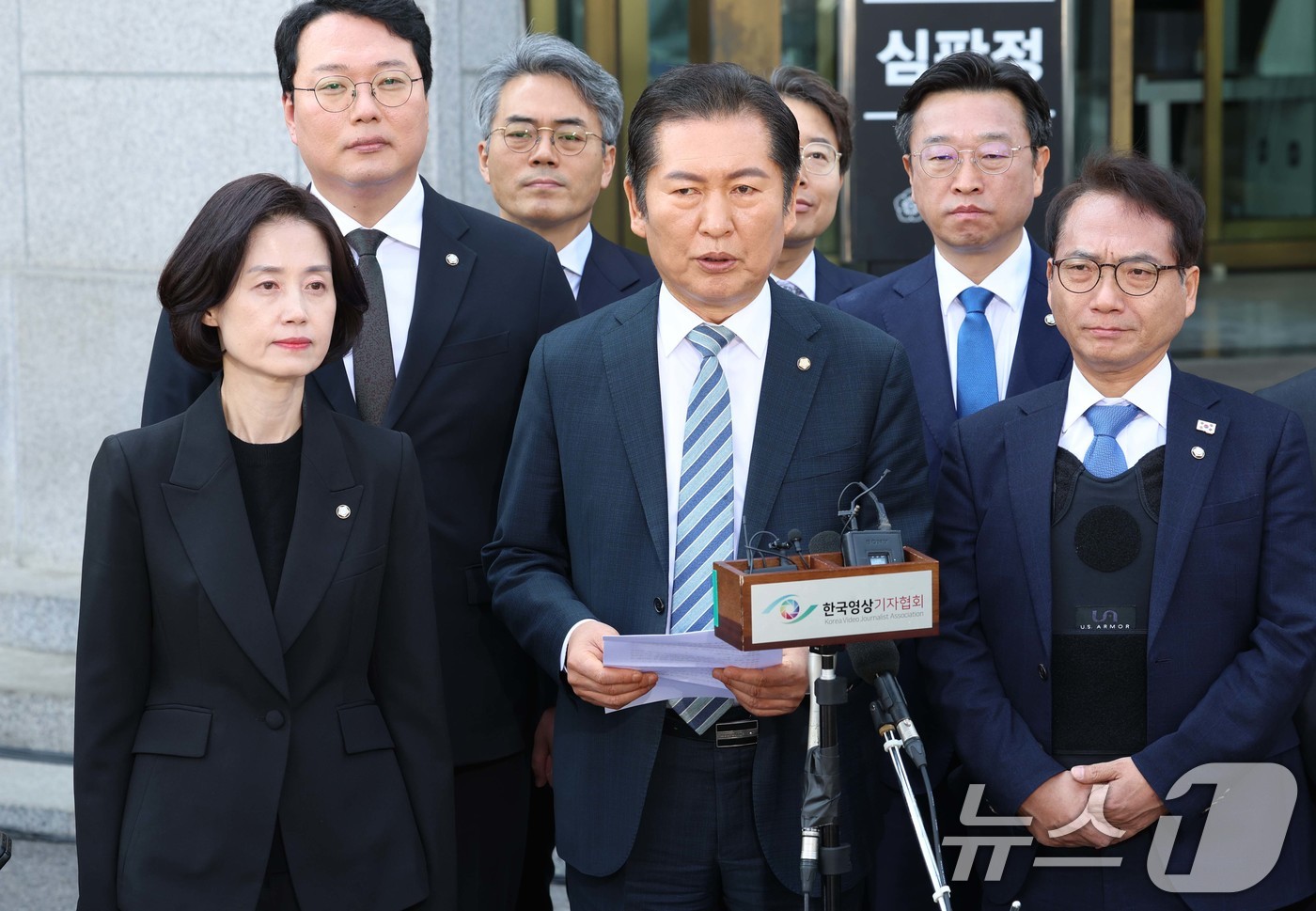 (서울=뉴스1) 사진공동취재단 = 정청래 단장 등 국회 탄핵소추단이 윤석열 대통령의 탄핵심판 선고 기일인 4일 서울 종로구 헌법재판소 대심판정에서 나와 입장을 밝히고 있다. 202 …