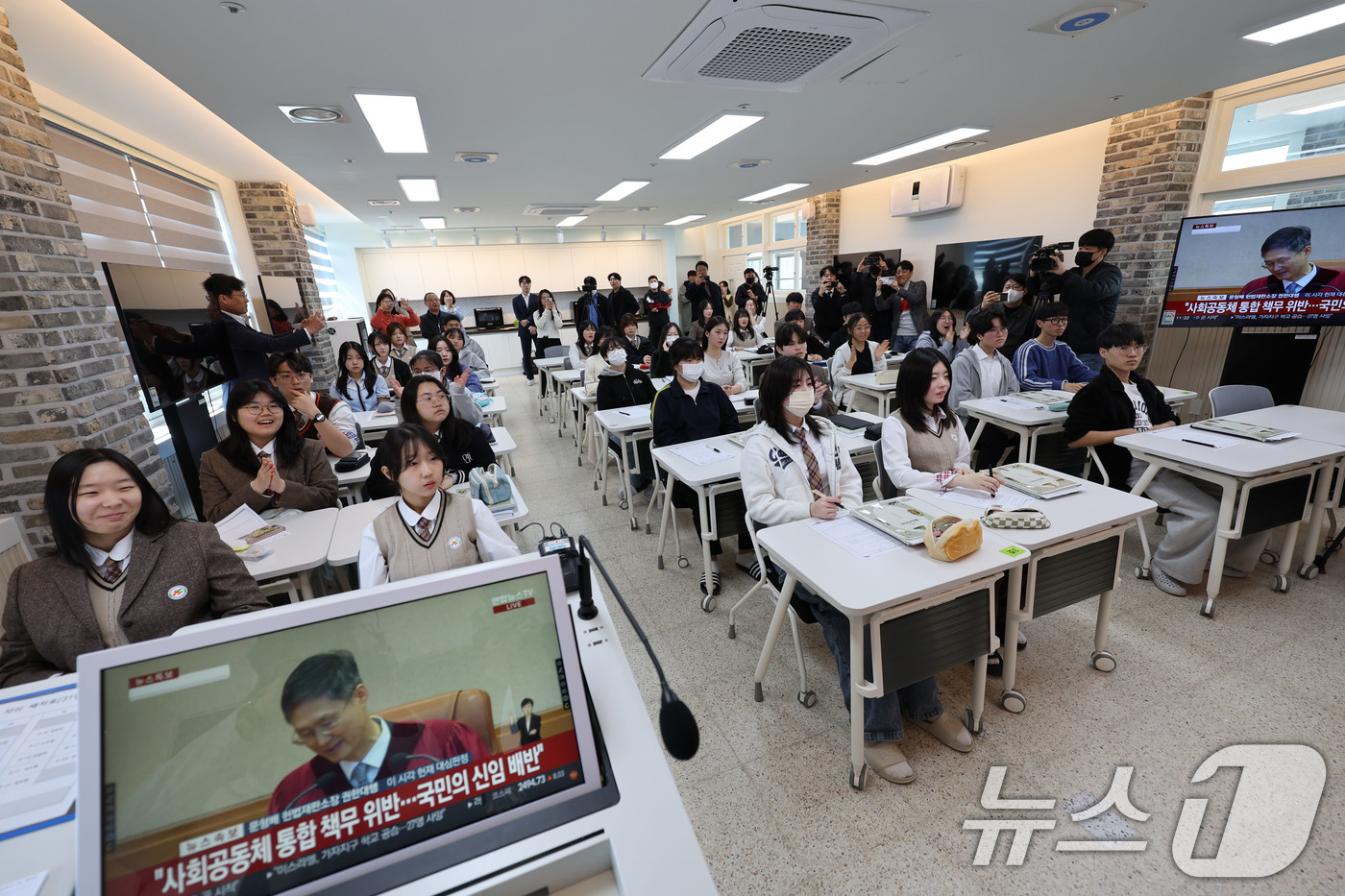 (광주=뉴스1) 박지현 기자 = 4일 광주 광산구 성덕고에서 학생들이 헌법재판소의 윤석열 대통령 탄핵 소추안 표결 생중계를 시청하고 있다. 2025.4.4/뉴스1