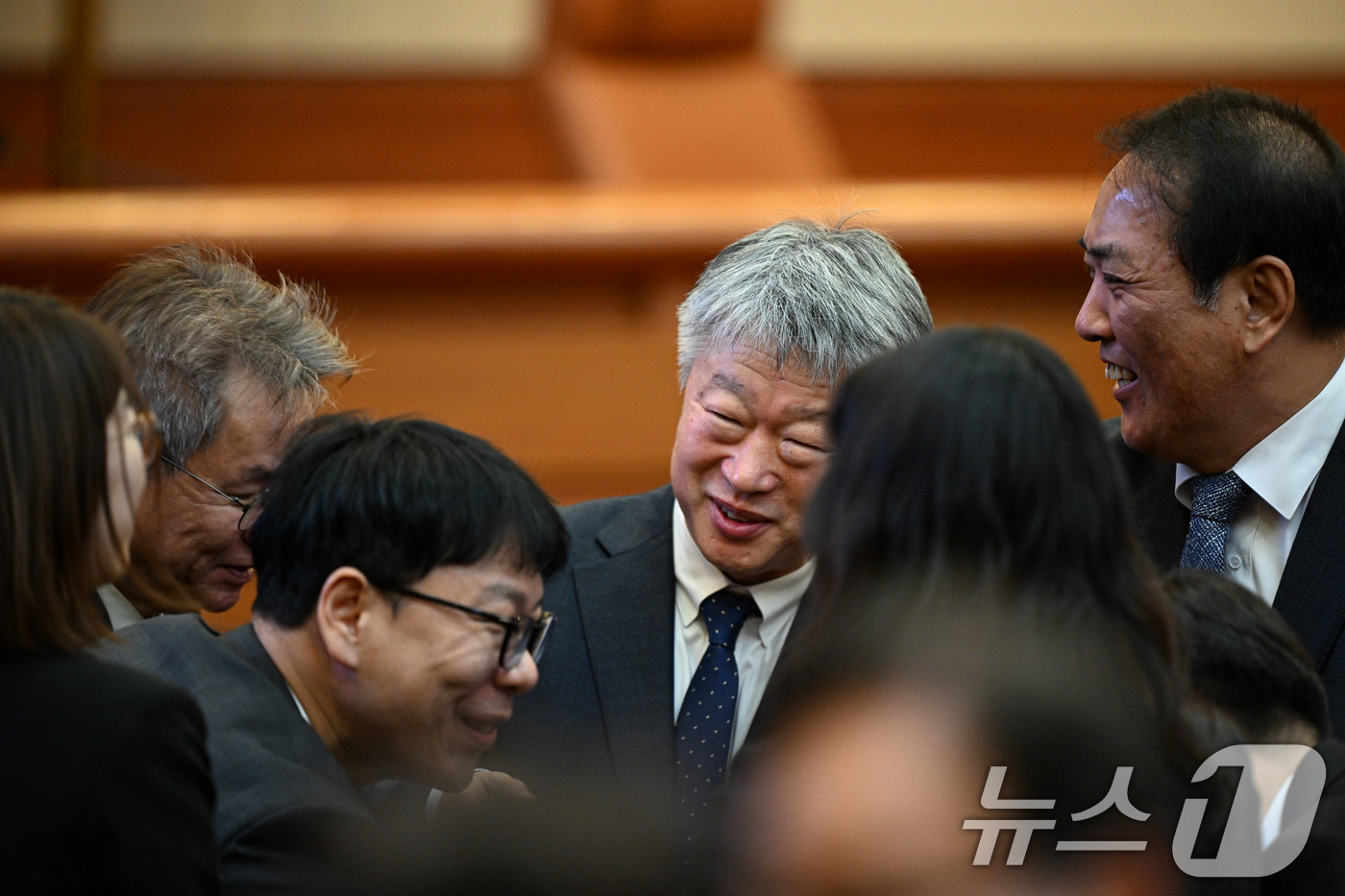 (서울=뉴스1) 사진공동취재단 = 국회측 변호인단이 4일 오전 서울 종로구 헌법재판소 대심판정에서 열린 윤석열 대통령 탄핵심판 선고 기일에 참석해 있다.   2025.4.4/뉴스1 …