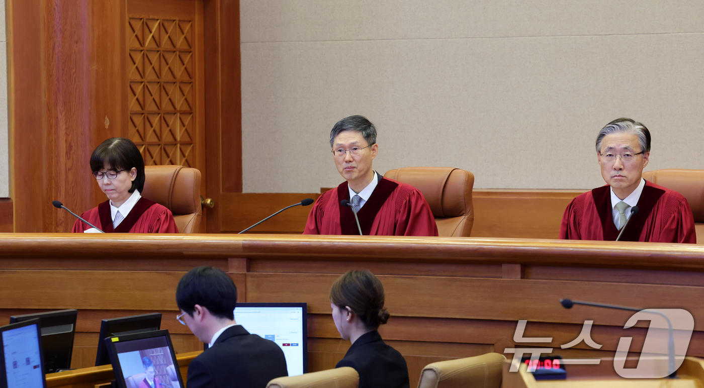 (서울=뉴스1) 사진공동취재단 = 문형배 헌법재판소장 권한대행이 4일 오전 서울 종로구 헌법재판소 대심판정에서 윤석열 대통령 탄핵심판 결정문을 읽고 있다. 2025.4.4/뉴스1
