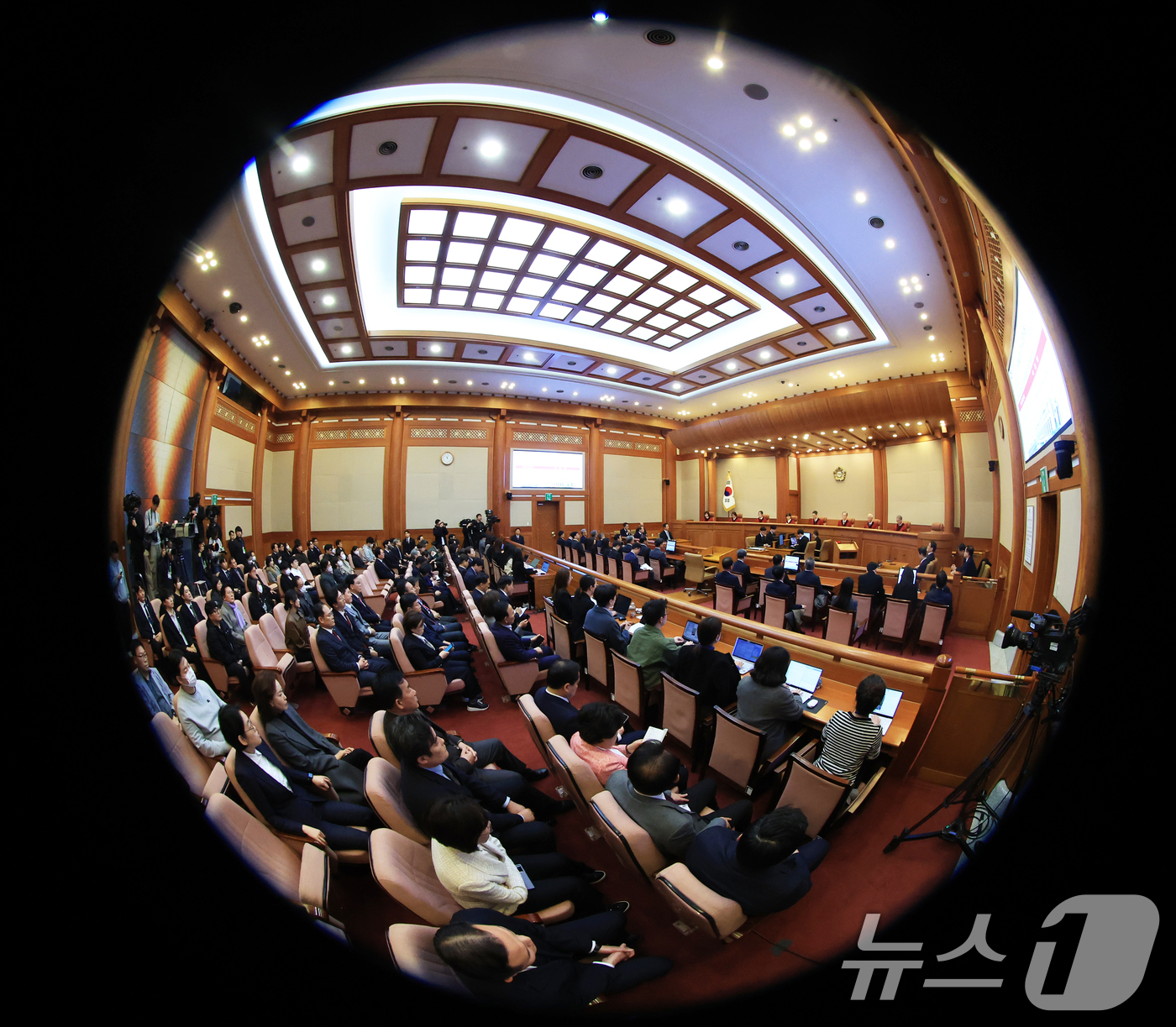 (서울=뉴스1) 사진공동취재단 = 4일 오전 서울 종로구 헌법재판소 대심판정에서 윤석열 대통령 탄핵심판 결정이 선고되고 있다. 2025.4.4/뉴스1