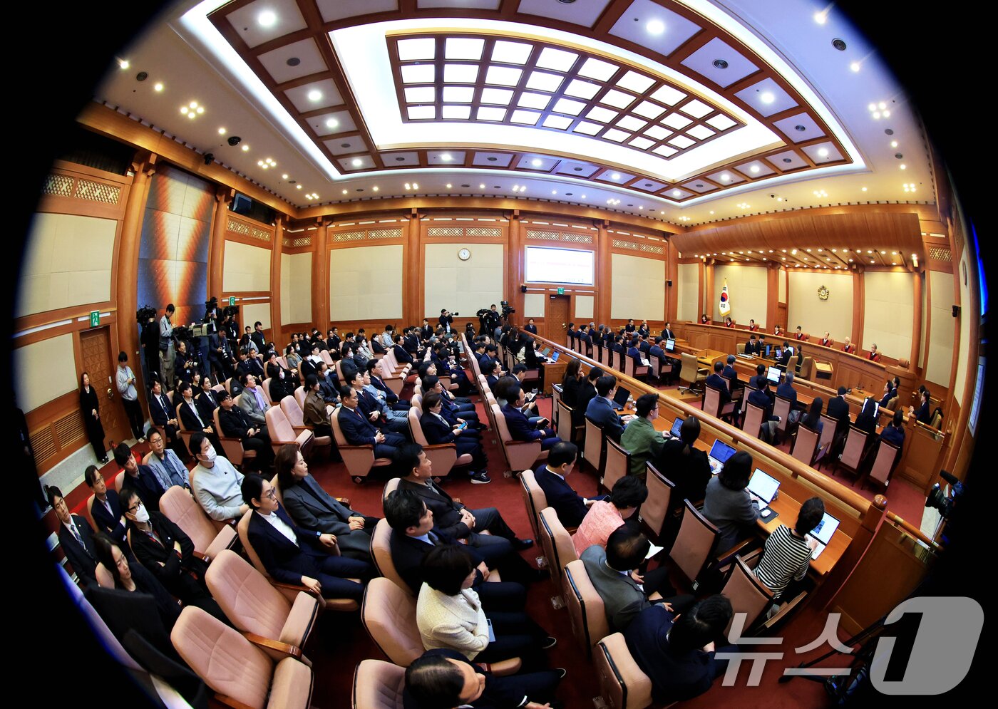 본문 이미지 - 4일 오전 서울 종로구 헌법재판소 대심판정에서 윤석열 대통령 탄핵심판 결정이 선고되고 있다. 2025.4.4/뉴스1 ⓒ News1 사진공동취재단