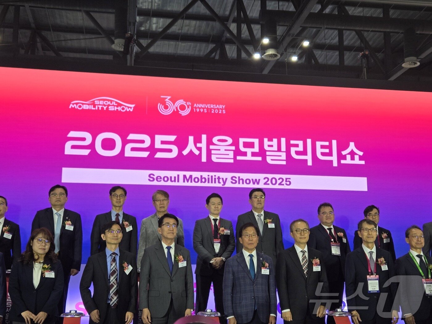 본문 이미지 - 4일 오전 경기 고양 일산 킨텍스에서 열린 &#39;2025 서울모빌리티쇼&#39; 개막식이 끝난 뒤 강남훈 서울모빌리티쇼조직위원장&#40;1열 오른쪽 두번째&#41;을 비롯한 참석자들이 기념 사진을 촬영하고 있다/뉴스1 2025.04.04. 김성식 기자