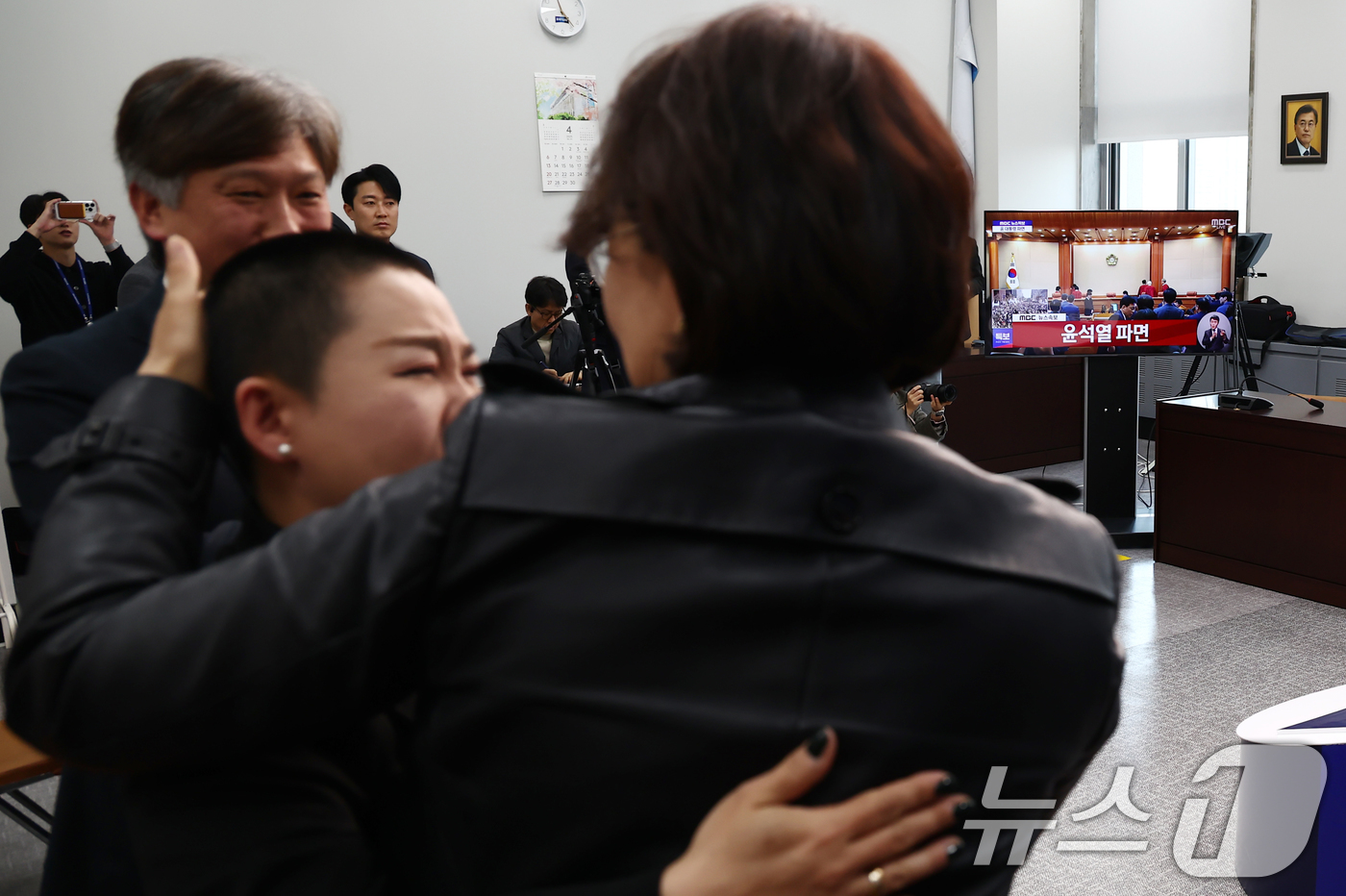 (서울=뉴스1) 김민지 기자 = 윤석열 대통령에 대한 헌법재판소의 전원일치 파면 선고가 나온 4일 오전 서울 여의도 국회에서 조국혁신당 의원들이 기뻐하고 있다. 2025.4.4/뉴 …