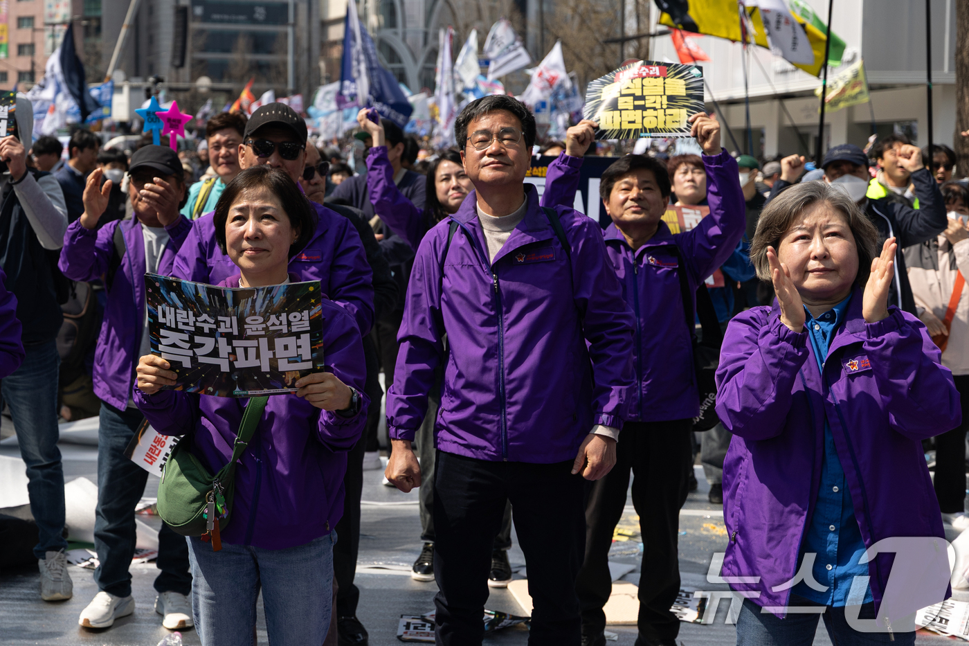 (서울=뉴스1) 이승배 기자 = 윤석열 대통령 탄핵안 선고일인 4일 오전 서울 종로구 안국역 인근에서 열린 탄핵 촉구 집회에 참가한 이태원 참사 유가족들이 탄핵이 인용되자 기뻐하고 …