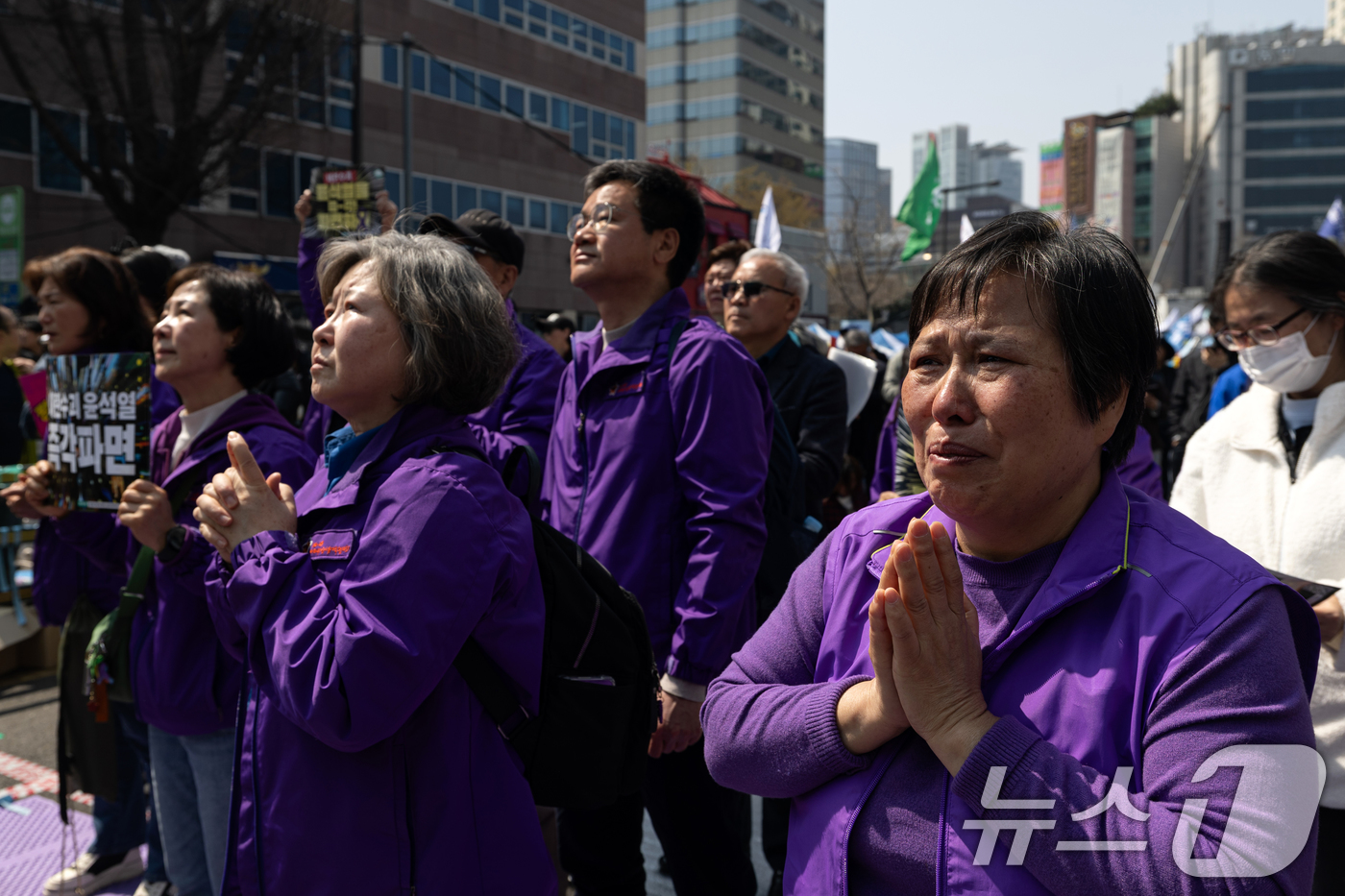 (서울=뉴스1) 이승배 기자 = 윤석열 대통령 탄핵안 선고일인 4일 오전 서울 종로구 안국역 인근에서 열린 탄핵 촉구 집회에 참가한 이태원 참사 유가족들이 헌법재판소의 인용 결정 …
