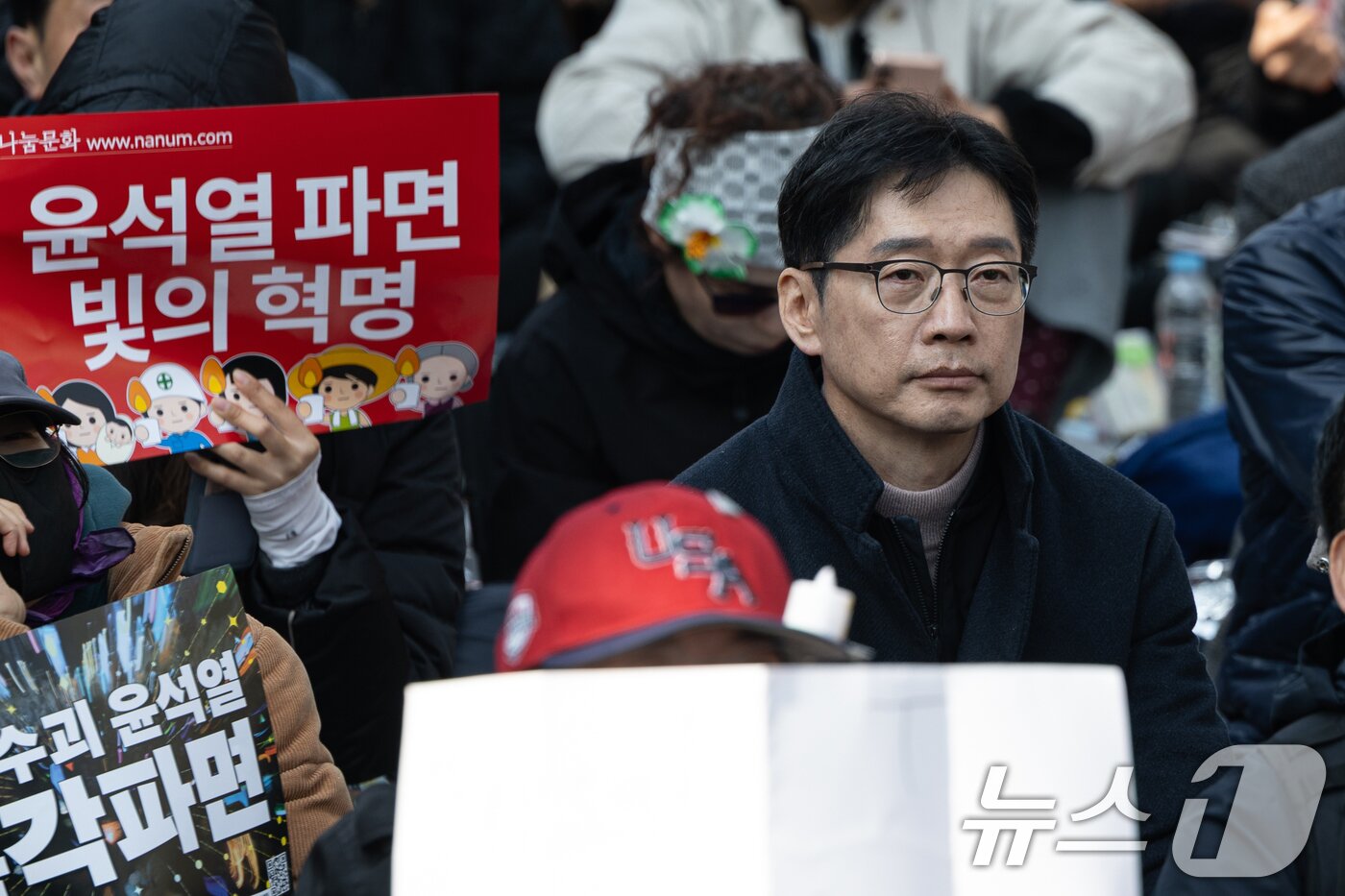 본문 이미지 - 윤석열 대통령 탄핵안 선고일인 4일 오전 서울 종로구 안국역 인근에서 열린 탄핵 촉구 집회에 김경수 전 경남도지사가 참석하고 있다. 2025.4.4/뉴스1 ⓒ News1 이승배 기자