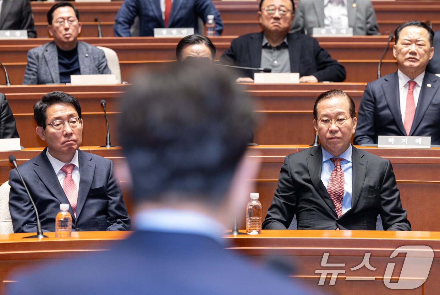 본문 이미지 - 권영세 국민의힘 비상대책위원장을 비롯한 의원들이 4일 오후 서울 여의도 국회에서 열린 의원총회에서 권성동 원내대표 발언을 듣고 있다. 2025.4.4/뉴스1 ⓒ News1 이재명 기자