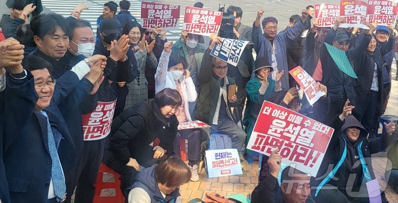 본문 이미지 - 윤석열 대통령 탄핵심판 선고일인 4일 강원 원주의료원 사거리에서 헌재의 선고를 생중계로 지켜본 시민들이 환호하고 있다. 2025.4.4./뉴스1 ⓒ News1 신관호 기자