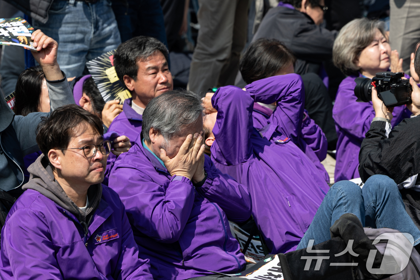 (서울=뉴스1) 이승배 기자 = 윤석열 대통령 탄핵안 선고일인 4일 오전 서울 종로구 안국역 인근에서 열린 탄핵 촉구 집회에 참가한 이태원 참사 유가족 들이 헌법재판소의 인용 결정 …