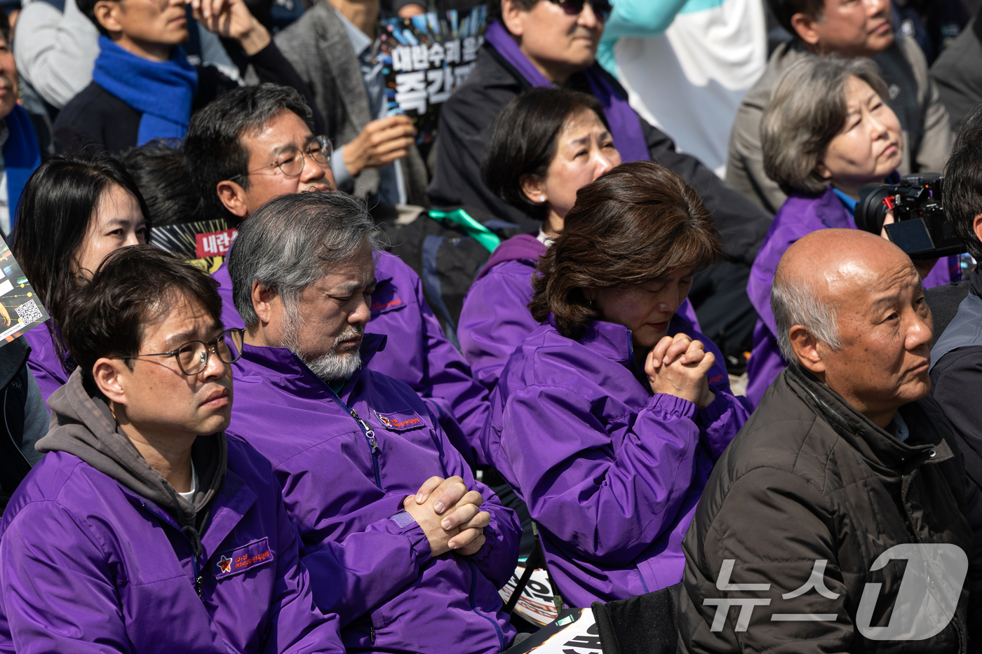 (서울=뉴스1) 이승배 기자 = 윤석열 대통령 탄핵안 선고일인 4일 오전 서울 종로구 안국역 인근에서 열린 탄핵 촉구 집회에 참가한 이태원 참사 유가족들이 두 손을 모으고 있다. …