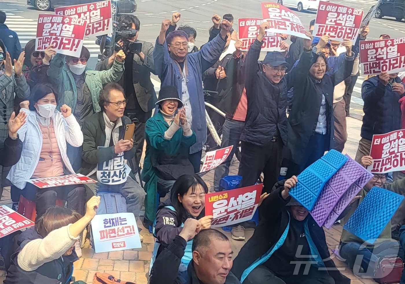 (원주=뉴스1) 신관호 기자 = 윤석열 대통령 탄핵심판 선고일인 4일 강원 원주의료원 사거리에서 헌재의 선고를 생중계로 지켜본 시민들이 부둥켜안고 환호하고 있다. 2025.4.4. …