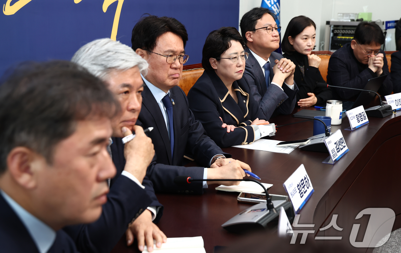 (서울=뉴스1) 김민지 기자 = 김선민 조국혁신당 대표 권한대행을 비롯한 의원들이 4일 오전 서울 여의도 국회에서 윤석열 대통령에 대한 헌법재판소의 탄핵 심판 선고를 지켜보고 있다 …
