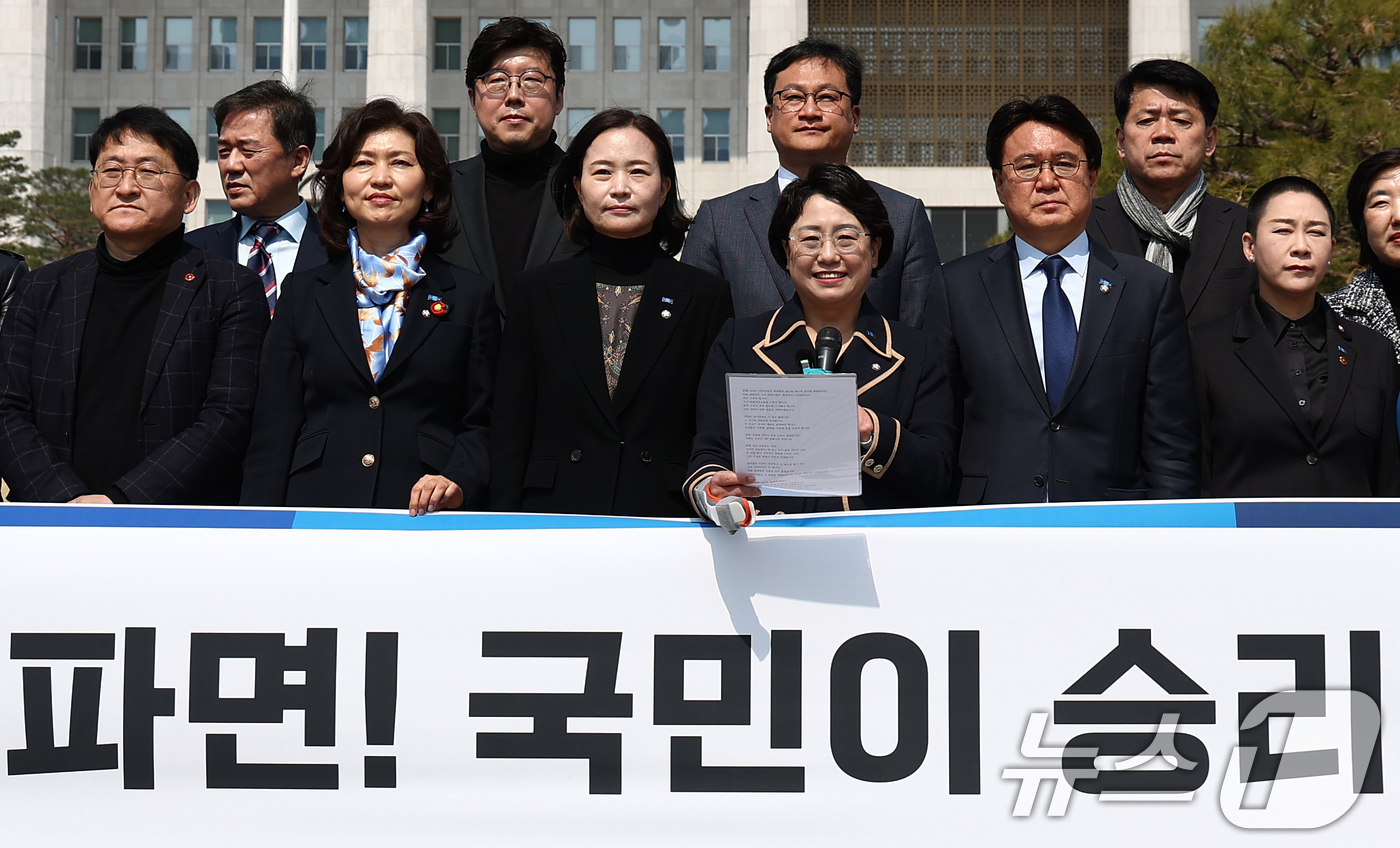 (서울=뉴스1) 김민지 기자 = 김선민 조국혁신당 대표 권한대행이 4일 오전 서울 여의도 국회 분수대 앞에서 헌법재판소의 윤석열 대통령 탄핵 심판 파면 선고 관련 기자회견을 하고 …