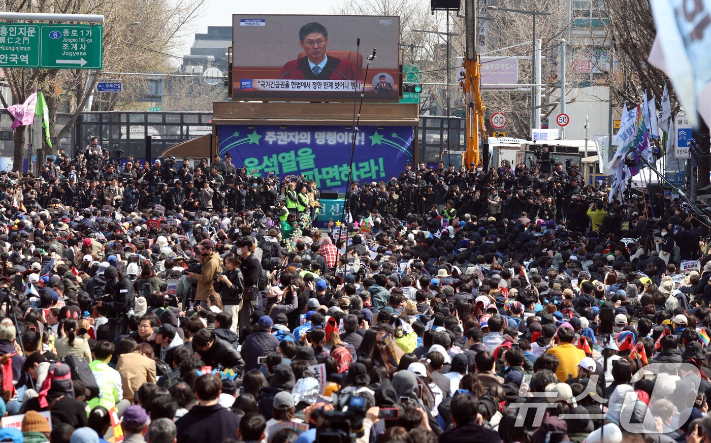 본문 이미지 - 윤석열 대통령 탄핵심판 선고일인 4일 오전 서울 종로구 안국역 인근에서 열린 탄핵 촉구 집회 참가자들이 선고를 지켜보고 있다. 2025.4.4/뉴스1 ⓒ News1 김명섭 기자
