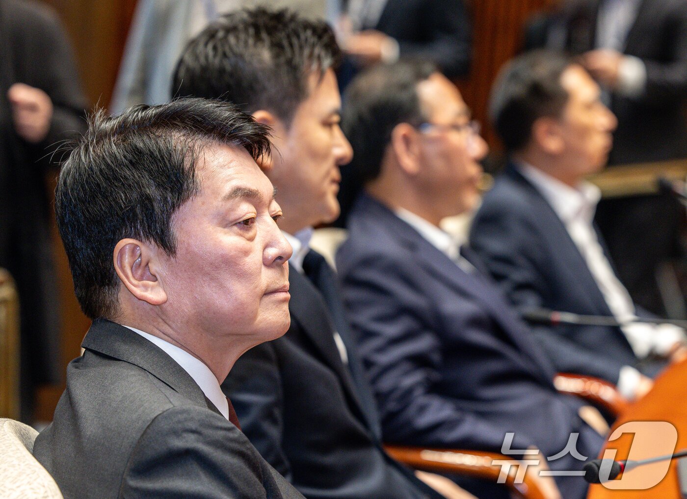 본문 이미지 - 안철수 국민의힘 의원이 4일 오후 서울 여의도 국회에서 열린 의원총회에 참석해 있다. 2025.4.4/뉴스1 ⓒ News1 이재명 기자