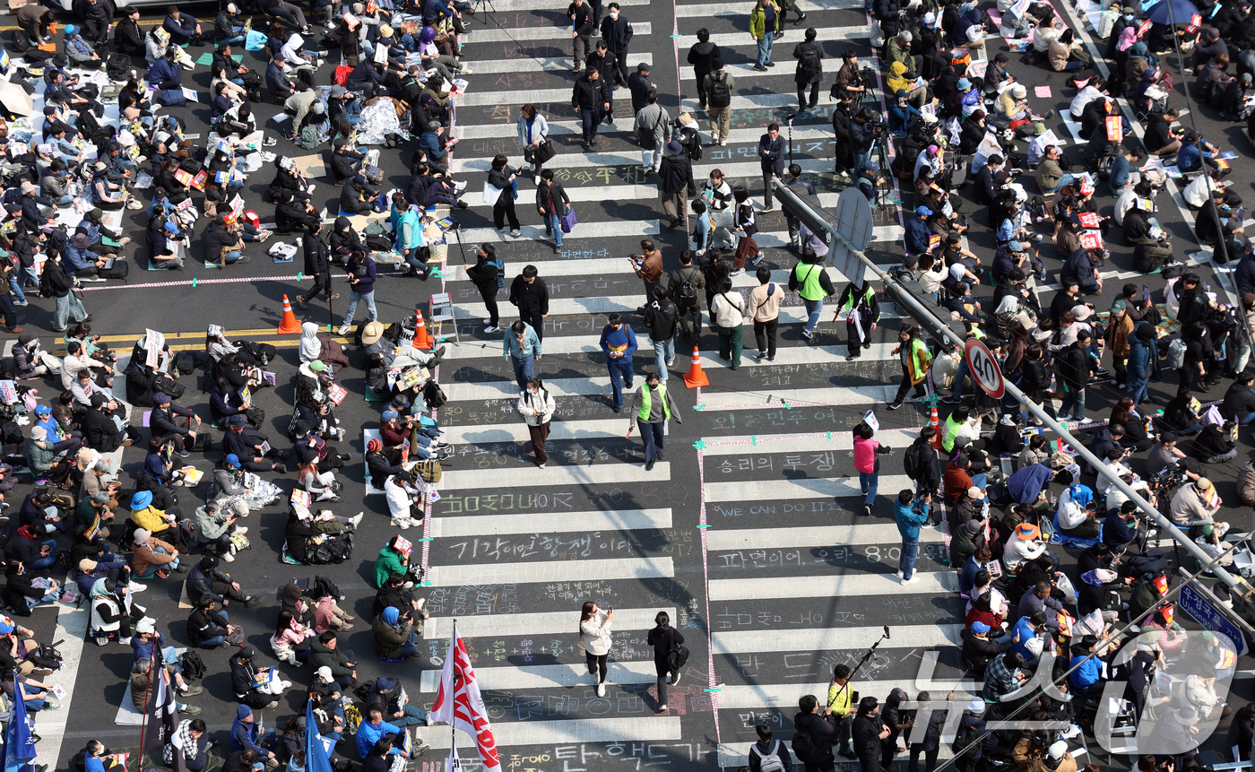 (서울=뉴스1) 김명섭 기자 = 윤석열 대통령  탄핵심판 선고일인 4일 오전 서울 종로구 안국역 인근에서 열린 탄핵 촉구 집회 참가자들이 선고를 기다리고 있다.이날 헌법재판소는 재 …
