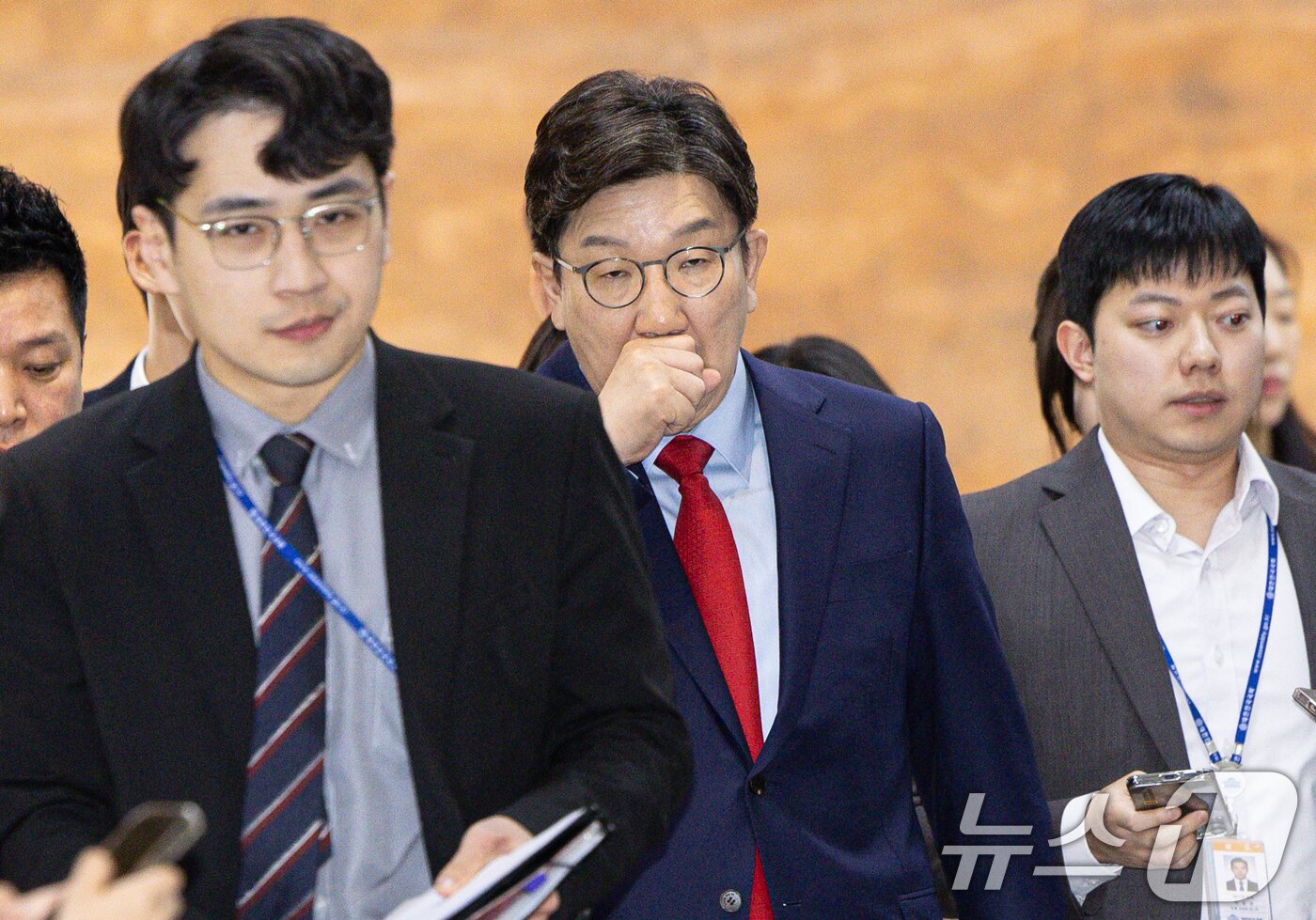 본문 이미지 - 권성동 국민의힘 원내대표가 4일 오후 서울 여의도 국회에서 열린 의원총회에 참석하고 있다. 2025.4.4/뉴스1 ⓒ News1 이재명 기자