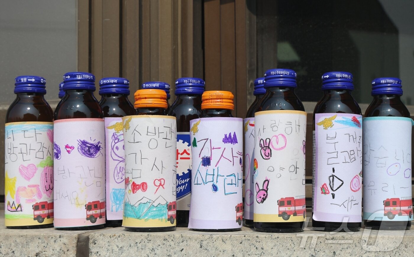 본문 이미지 - 충북 증평 공립휴먼시아어린이집 원생들이 증평소방서 소방관들에게 전달한 응원 음료/뉴스1