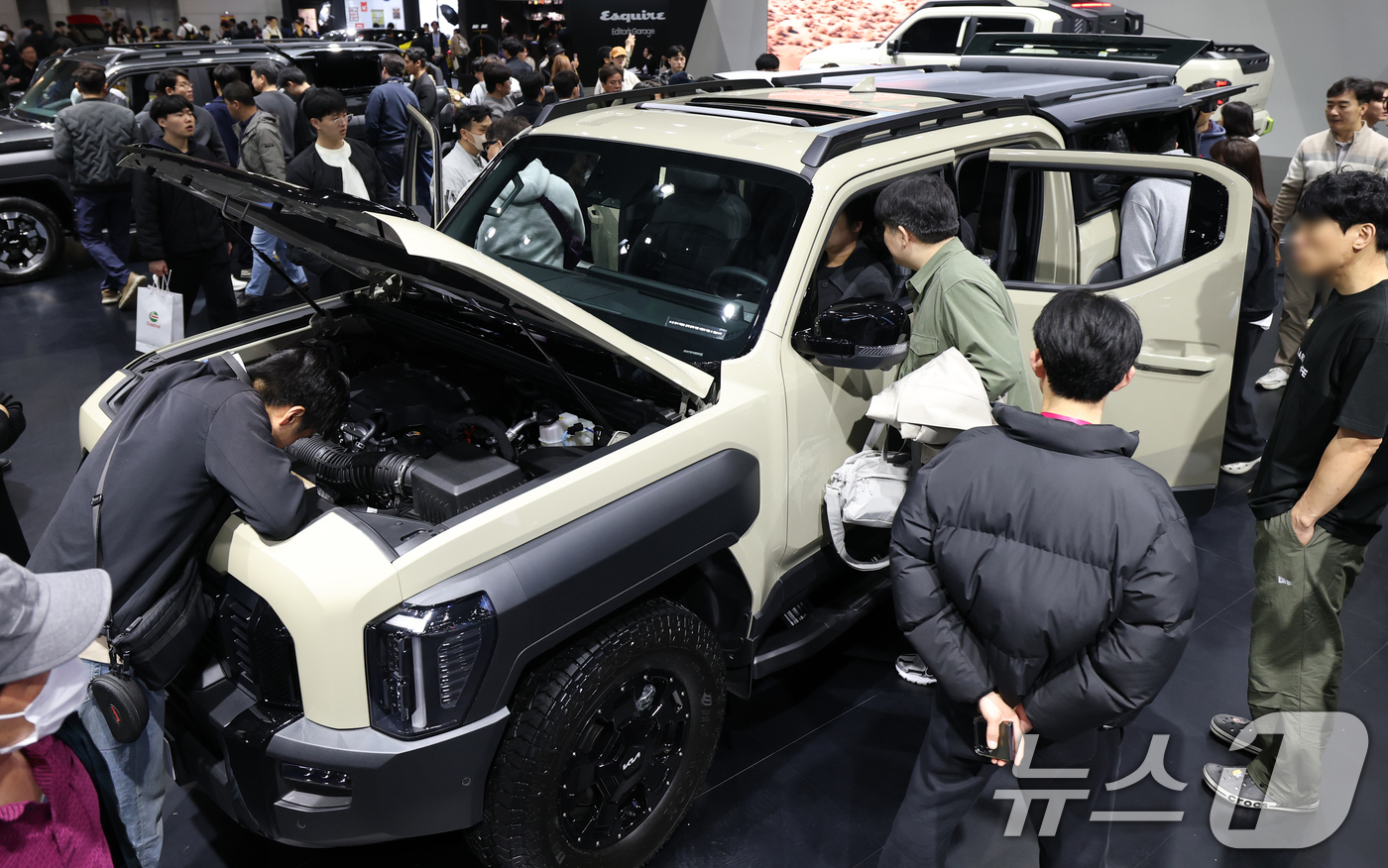 (고양=뉴스1) 권현진 기자 = 4일 경기도 고양시 킨텍스 제1전시장에서 열린 2025 서울모빌리티쇼에서 관람객들이 기아자동차 오프로드 전용 모델 '타스만 X-프로'를 살펴보고 있 …