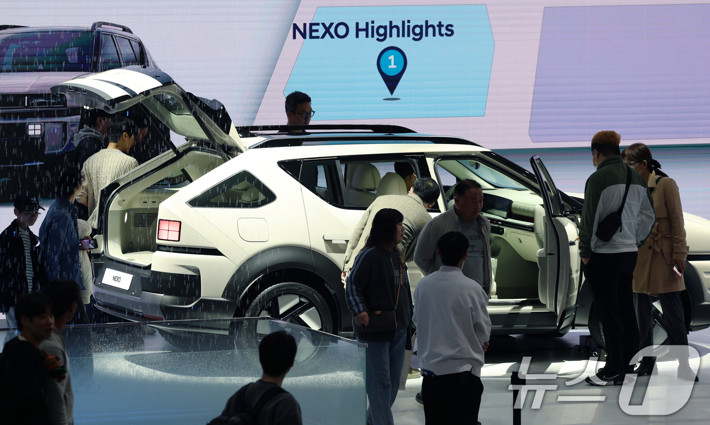 (고양=뉴스1) 권현진 기자 = 4일 경기도 고양시 킨텍스 제1전시장에서 열린 2025 서울모빌리티쇼에서 관람객들이 현대자동차 올 뉴 넥쏘를 살펴보고 있다.전 세계 12개국 451 …
