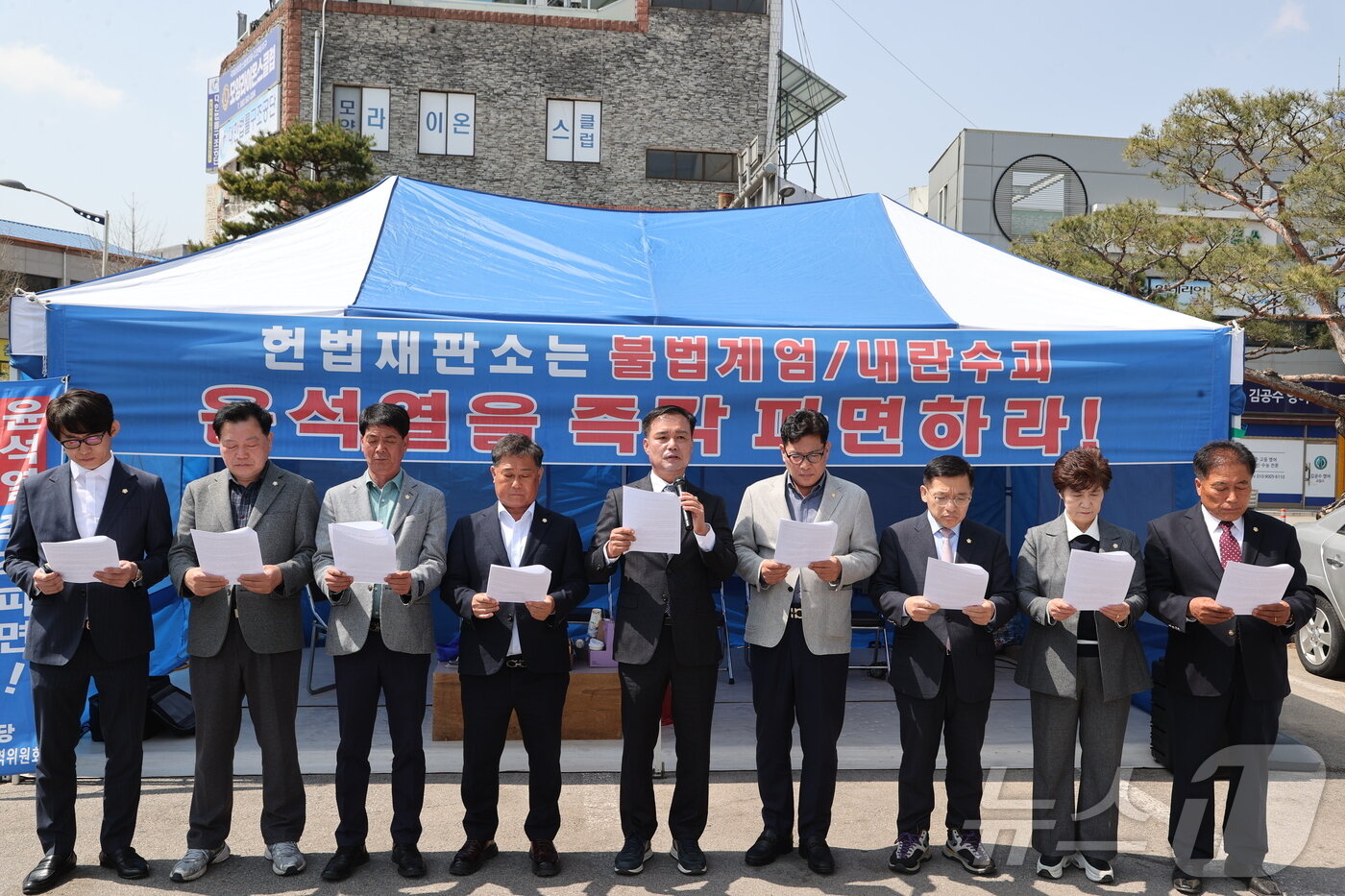 본문 이미지 - 고창군의회 의원들이 윤 대통령 파면 환영 성명서를 낭독하고 있다.(고창군의회 제공. 재판매 및 DB금지)