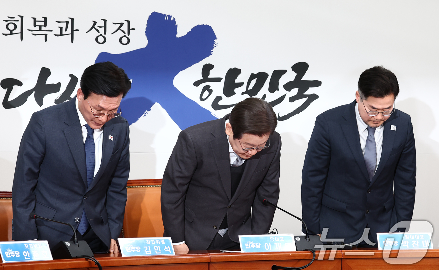 (서울=뉴스1) 김민지 기자 = 이재명 더불어민주당 대표가 4일 서울 여의도 국회에서 헌법재판소의 윤석열 대통령 파면 결정에 대한 입장을 밝힌 뒤 인사하고 있다.오른쪽부터 박찬대 …