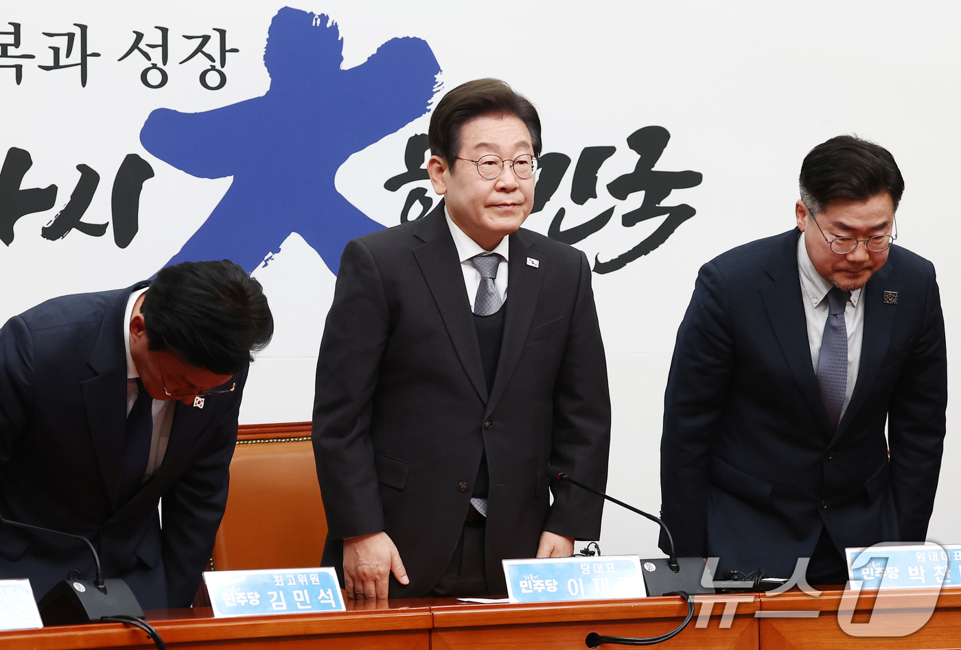 (서울=뉴스1) 김민지 기자 = 이재명 더불어민주당 대표가 4일 서울 여의도 국회에서 헌법재판소의 윤석열 대통령 파면 결정에 대한 입장을 밝힌 뒤 인사하고 있다.오른쪽부터 박찬대 …