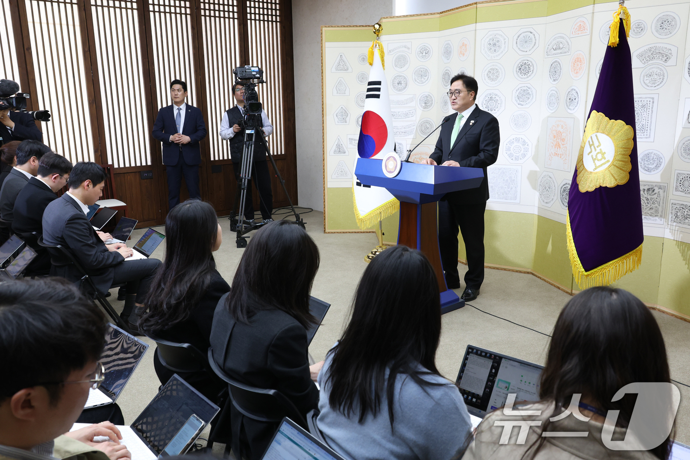 (서울=뉴스1) 이광호 기자 = 우원식 국회의장이 윤석열 전 대통령이 파면된 4일 오후 서울 여의도 국회에서 대국민 특별담화 발표를 하고 있다. 2025.4.4/뉴스1